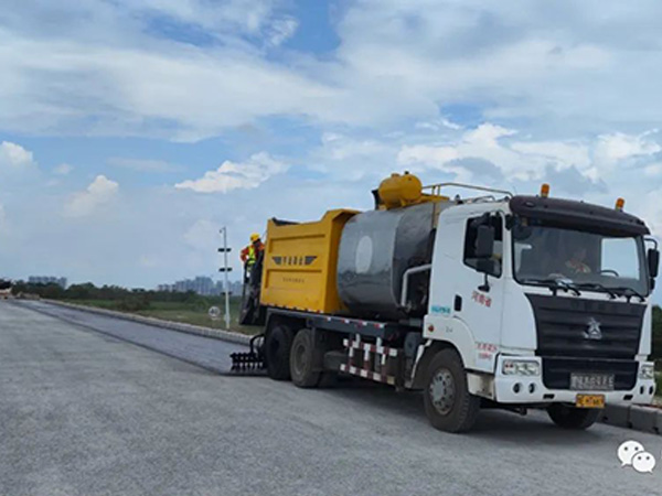 熱烈祝賀我司鶴港高速封層、透層試驗(yàn)段成功