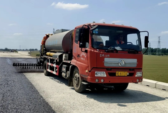 許信高速透層、封層和瀝青下面層試驗段攤鋪圓 滿成功